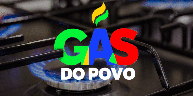 Boca de fogão acesa com chama azul e logotipo do programa Gás do Povo em destaque
