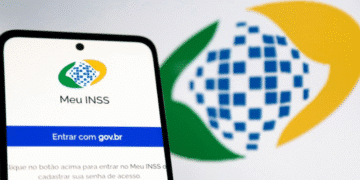 Tela inicial do app Meu INSS com opção de login via gov.br exibida em celular