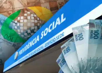 Imagem do INSS e cédulas de 100 reais, representando o valor de R$ 1,29 bilhão devolvido devido a descontos indevidos.