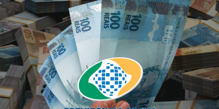 Mãos segurando notas de 100 reais com logo do INSS ao centro, representando benefícios previdenciários