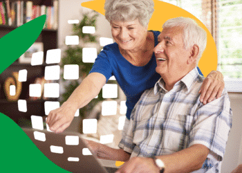 Casal de idosos interagindo com um notebook, simbolizando a autonomia para buscar informações sobre o reembolso do INSS