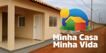 Linha de casas populares recém-construídas do programa Minha Casa Minha Vida em Corumbá, com logo oficial do programa.