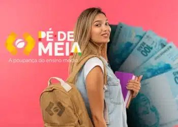 Mulher com mochila e livros sorrindo, destacando o programa de bônus de R$ 1.000 do Pé-de-Meia.