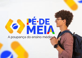 Estudante feliz, usando óculos e mochila, com o logo do programa Pé-de-Meia, representando os beneficiários do programa de poupança do Ensino Médio e EJA.