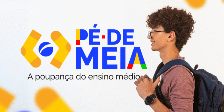 Estudante feliz, usando óculos e mochila, com o logo do programa Pé-de-Meia, representando os beneficiários do programa de poupança do Ensino Médio e EJA.