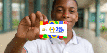 Estudante exibindo o cartão do benefício Pé-de-Meia com sorriso no rosto