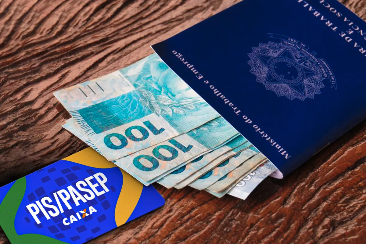 Ícone do PIS/Pasep sobre uma mesa de madeira com moedas de um real, simbolizando a liberação de valores.