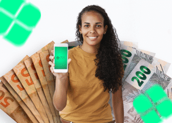 Mulher segurando celular com app Pix, com notas de reais ao fundo