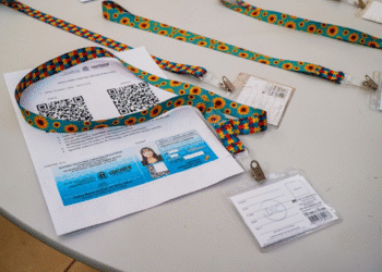 Carteira de Autista com QR codes e informações pessoais sobre uma mesa.
