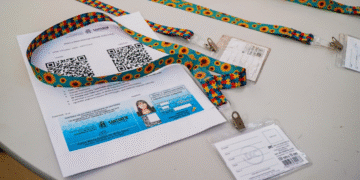 Carteira de Autista com QR codes e informações pessoais sobre uma mesa.