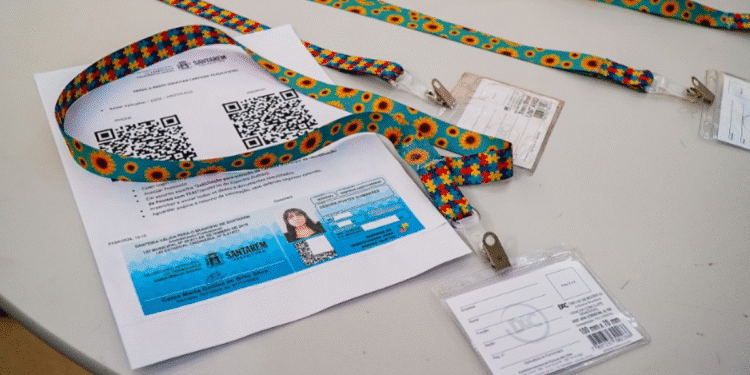 Carteira de Autista com QR codes e informações pessoais sobre uma mesa.