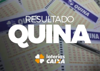 Bilhete da Quina sendo conferido com destaque para o resultado das Loterias Caixa
