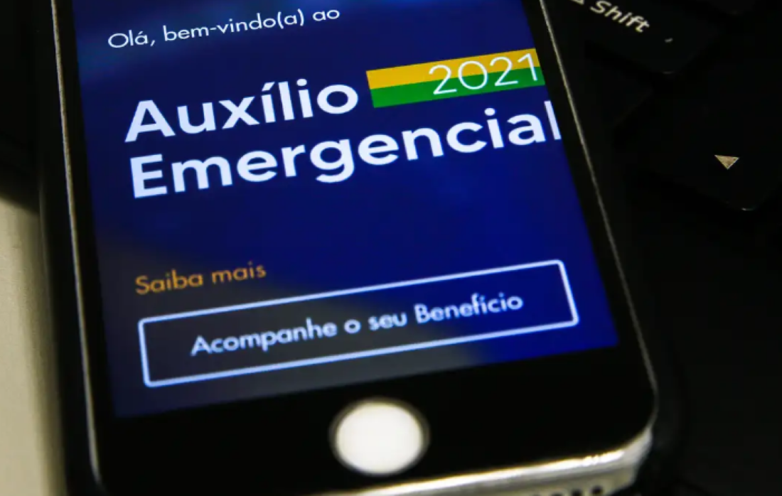 Tela de celular exibindo o aplicativo Auxílio Emergencial 2021 do governo, com texto de boas-vindas e botão para acompanhar benefício.