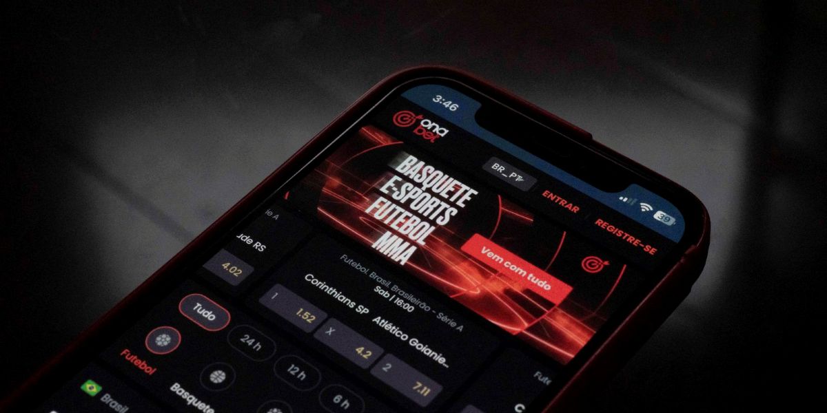 Tela de smartphone mostrando um aplicativo de apostas esportivas online, com foco nas apostas de futebol.