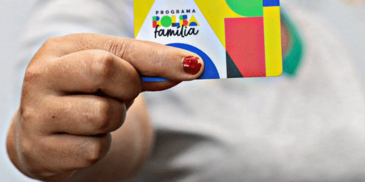 Pagamento do Bolsa Família 2025 com valor médio de R$ 682,22 sendo liberado