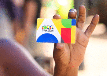 Cartão do Bolsa Família em destaque na mão de um beneficiário