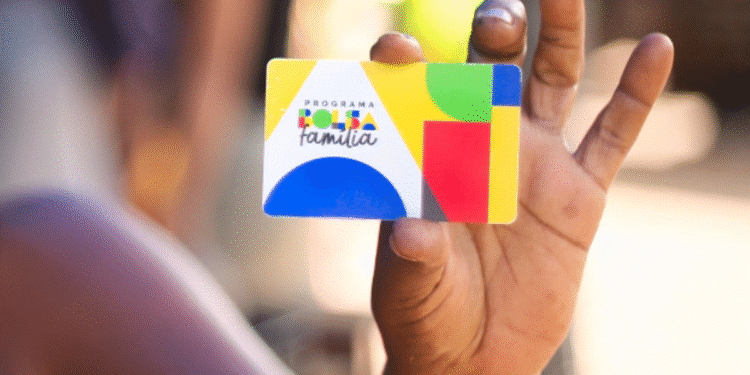 Cartão do Bolsa Família em destaque na mão de um beneficiário