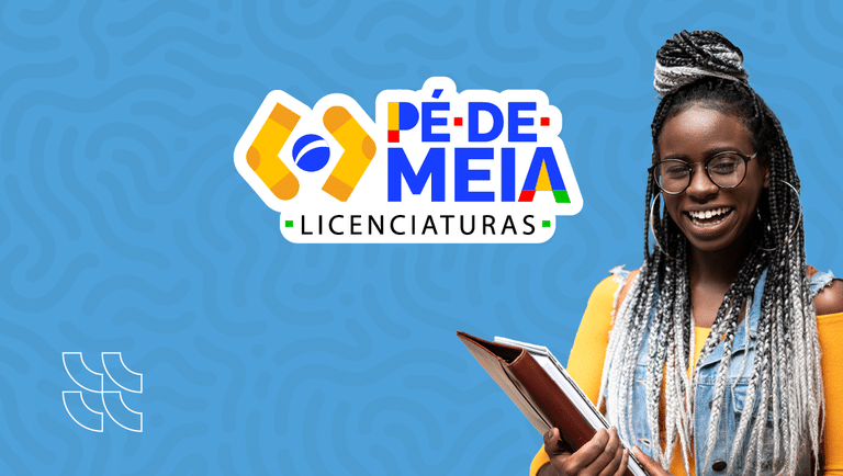 Estudante beneficiada pelo programa Pé-de-Meia Licenciaturas do MEC, segurando cadernos e sorrindo.