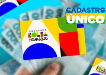 Cartão do Bolsa Família com logo do programa e dinheiro ao fundo, destacando a importância do Cadastro Único.