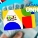Cartão do Bolsa Família com logo do programa e dinheiro ao fundo, destacando a importância do Cadastro Único.