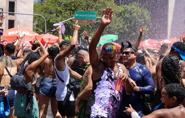 Foliões comemorando o Carnaval com datas de 2026 já confirmadas