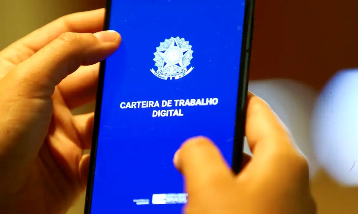 Pessoa acessando a Carteira de Trabalho Digital no celular.
