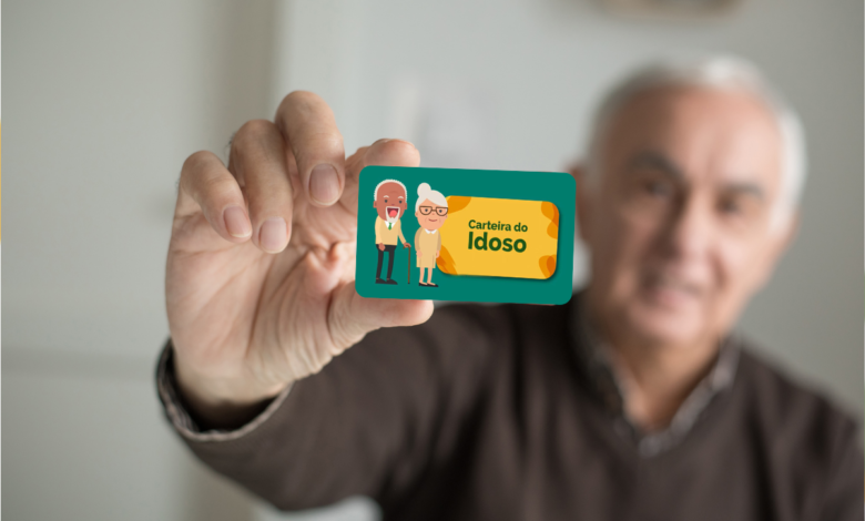 Idoso segurando a Carteira do Idoso, um documento que garante benefícios como passagens interestaduais gratuitas ou com desconto.