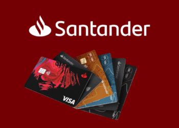 Cartões de crédito Santander em leque sobre fundo vermelho mostrando diferentes modalidades disponíveis para negativados