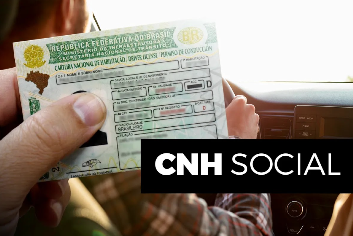 Pessoa segurando uma Carteira Nacional de Habilitação (CNH) dentro de um carro.