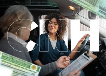 Instrutora de autoescola ensinando jovem a dirigir dentro do carro.