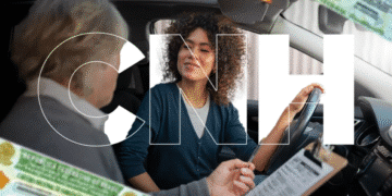 Instrutora de autoescola ensinando jovem a dirigir dentro do carro.