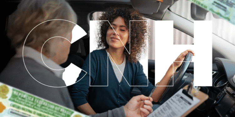 Instrutora de autoescola ensinando jovem a dirigir dentro do carro.