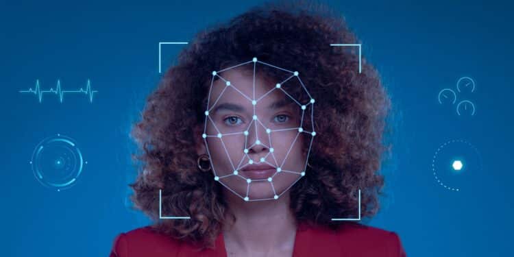Uma mulher jovem com cabelo encaracolado, olhando diretamente para a câmera, com uma grade digital sobre seu rosto, representando o reconhecimento facial e a biometria.
