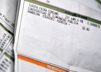 Conta de luz com destaque para cobrança adicional de tarifa.