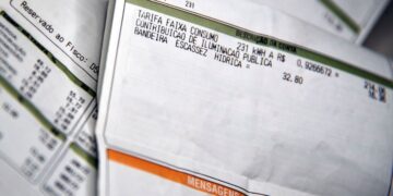 Conta de luz com destaque para cobrança adicional de tarifa.