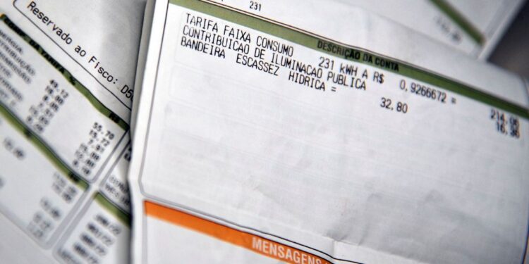 Conta de luz com destaque para cobrança adicional de tarifa.