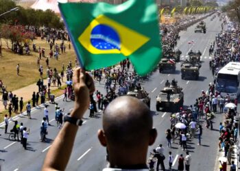 Desfile de 7 de setembro com tanques e público acompanhando celebração no Brasil.