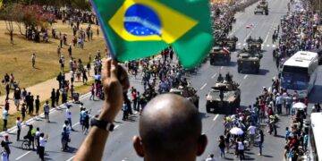 Desfile de 7 de setembro com tanques e público acompanhando celebração no Brasil.