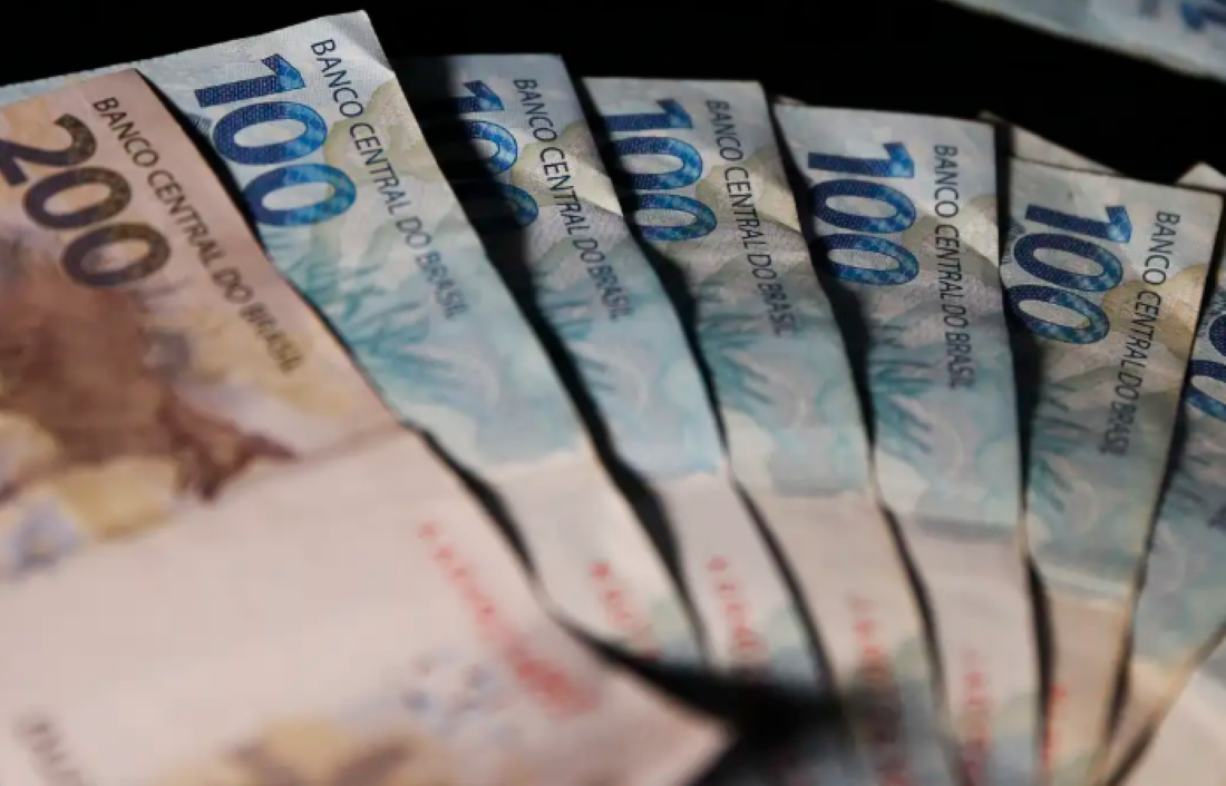 Cédulas de dinheiro em real brasileiro com notas de 100 e 200 reais