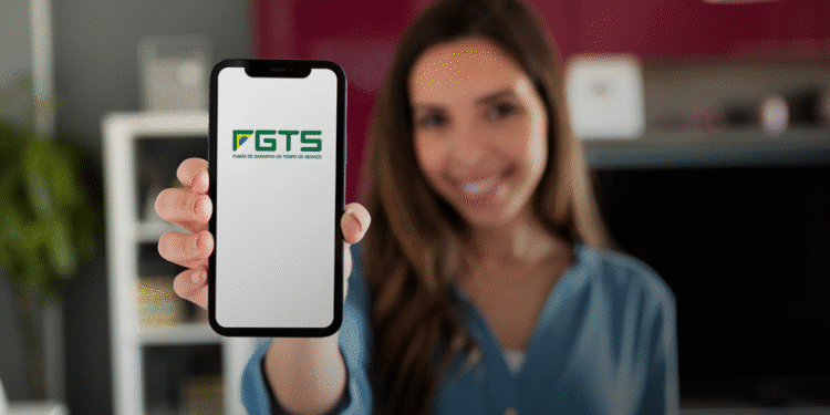 Mulher segurando celular com aplicativo FGTS aberto na tela