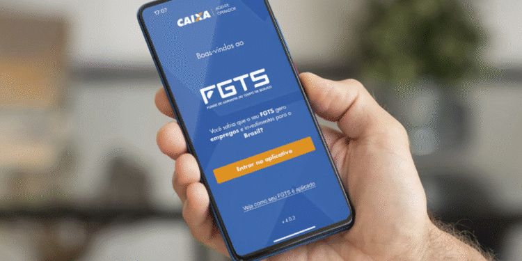 Tela do aplicativo FGTS no celular mostrando informações sobre empregos e investimentos.