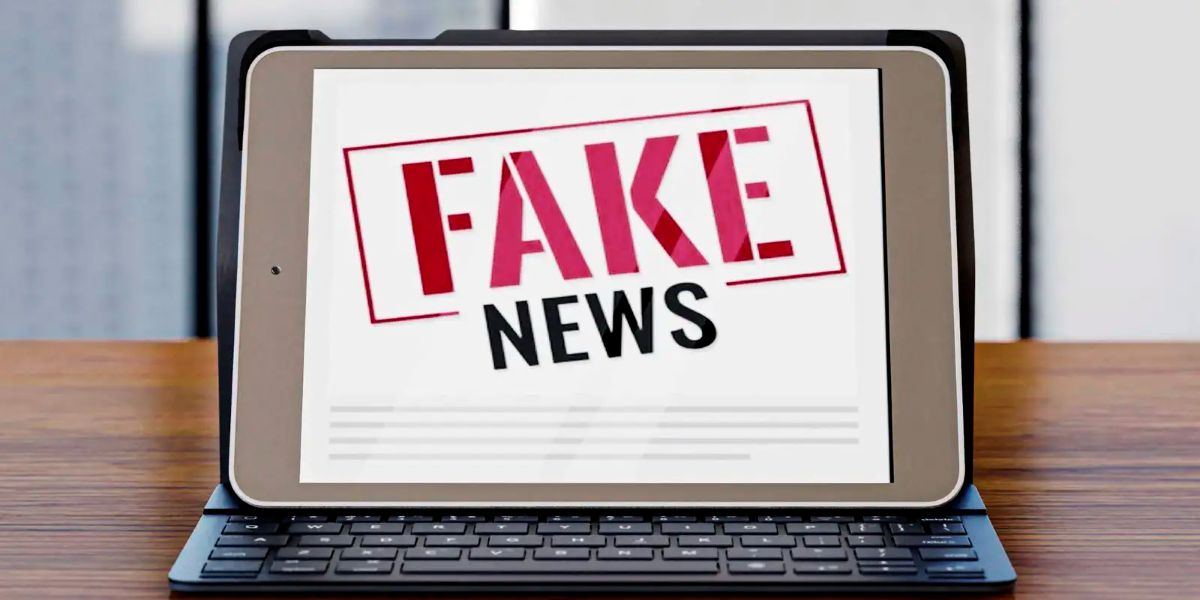 Tela de tablet exibindo o selo 'Fake News' em destaque, alertando sobre informações falsas.