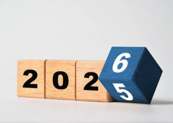 Blocos de madeira mostrando a transição do ano 2025 para 2026