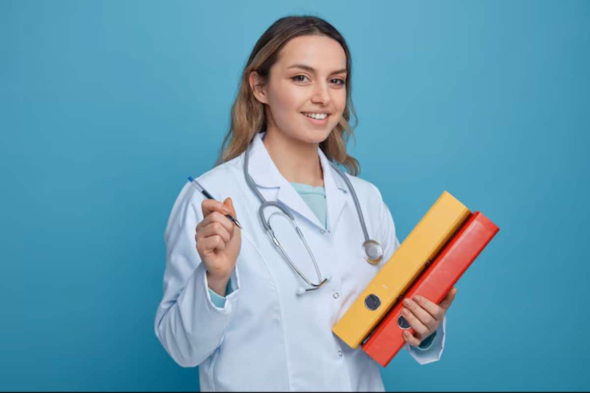 Estudante de medicina com esteto, pastas e caneta, pronta para se preparar para a bolsa de estudos.