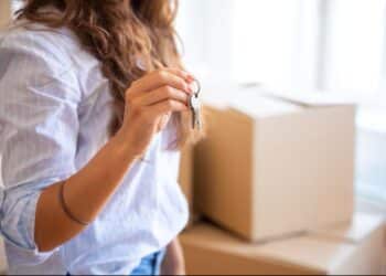 Mulher segurando as chaves de sua nova casa com a ajuda do programa de até R$ 500 mil do governo.