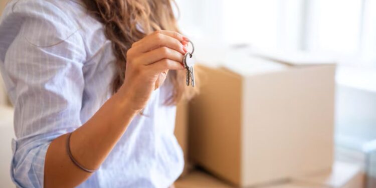 Mulher segurando as chaves de sua nova casa com a ajuda do programa de até R$ 500 mil do governo.