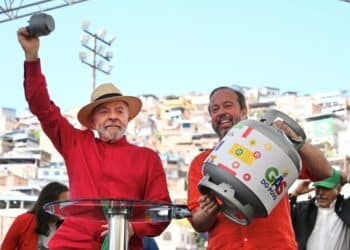 Presidente e ministro apresentam botijão do novo programa Gás do Povo em comunidade.