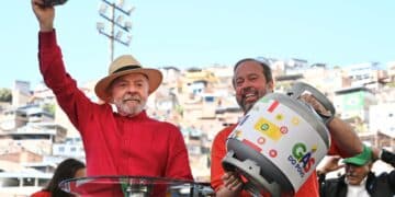 Presidente e ministro apresentam botijão do novo programa Gás do Povo em comunidade.