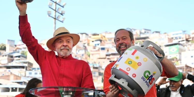 Presidente e ministro apresentam botijão do novo programa Gás do Povo em comunidade.