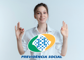 Mulher sorrindo em fundo claro fazendo sinal de "ok" com as mãos, com o logo da Previdência Social em destaque.